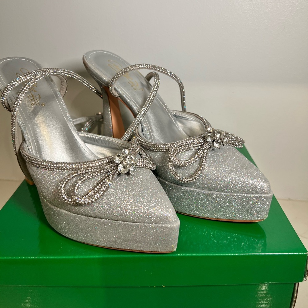 Women's Rhinestone Bow Platforms - Picture 3 of 7
